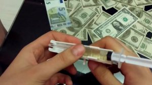 Укол с помощью Шприца пистолета Калашникова