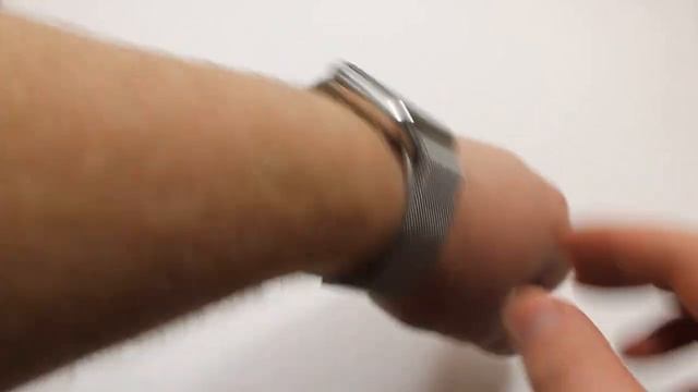 Apple Watch на руке смотреть онлайн