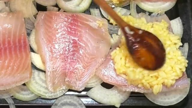 Готовим РЫБУ! Рецепт ужина под шубкой - сразу с гарниром! смотреть онлайн