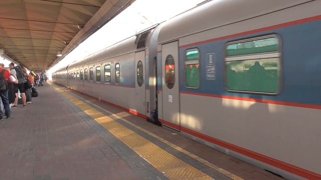 электровоз ЧС200-009 со скоростным поездом 748 Москва-СПБ отправляется с Ленинградского вокзала смотреть онлайн