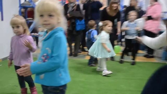 Сестры погодки. Девочка 2 года классно танцует. смотреть онлайн