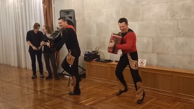 Зажигают на 100%, ноги сами идут в пляс! смотреть онлайн