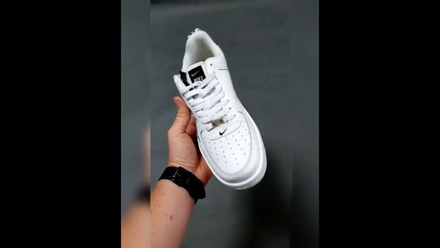 Женские кожаные кроссовки в стиле Nike Air Force 1 Utility White/Black Найк Аир Форс 1 белые 444-35 смотреть онлайн