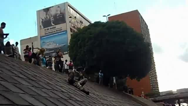 Толпа феминисток VS мужик смотреть онлайн