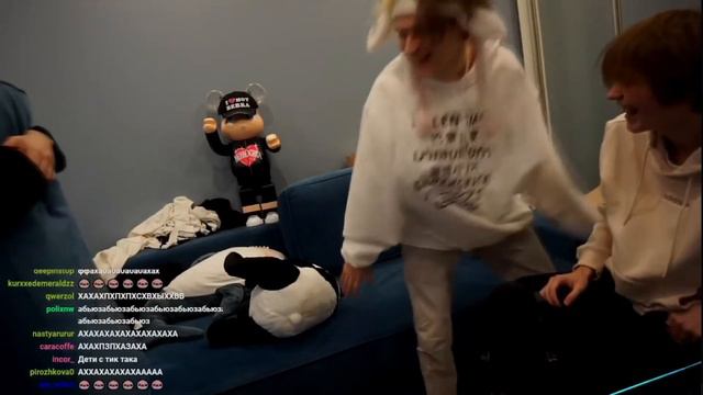 некоглай и дипинс избивают жожо