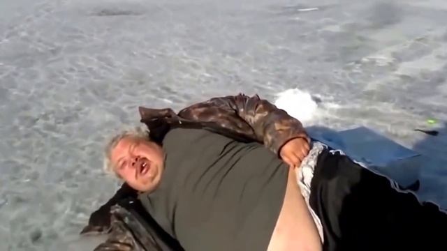 Приколы на рыбалке! Пьяный рыбак спит на льду. Зимняя рыбалка. Ржач! смотреть онлайн