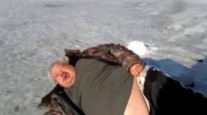 Приколы на рыбалке! Пьяный рыбак спит на льду. Зимняя рыбалка. Ржач!