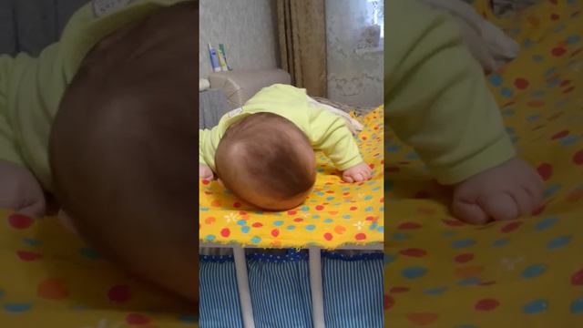 Костик учится ползать 👍😄 смотреть онлайн