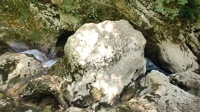 Абхазия, горное ущелье Черниговка. Уникальное природное зрелище, водопады, горная река с ледников. смотреть онлайн