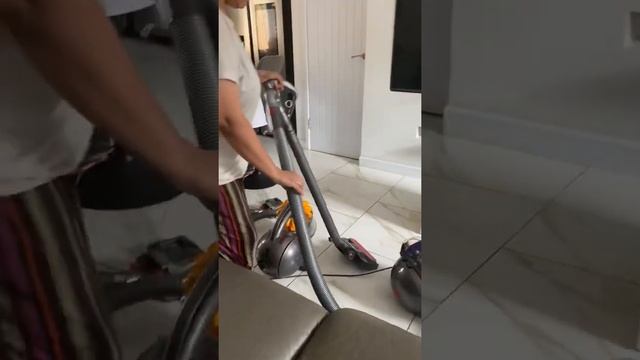 Dyson DC28C vs Dyson big ball animal смотреть онлайн