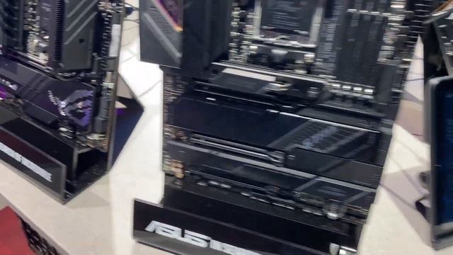 ASUS X670E Socket AM5 HANDS ON Including ROG STRIX X670E-I Gaming WiFi ITX + X670E CROSSHAIR GENE !