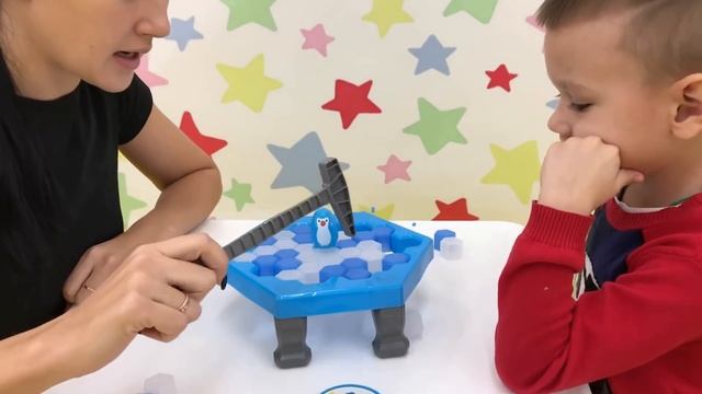 Боб СПАСАЕТ ПИНГВИНА/ ИГРА "Не урони пингвина" смотреть онлайн