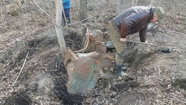 Нашли за огородом кабину от ГАЗ 66. Раскопки. Часть 1.