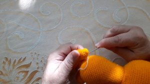 Нитяное крепление рук и ног у игрушек.
