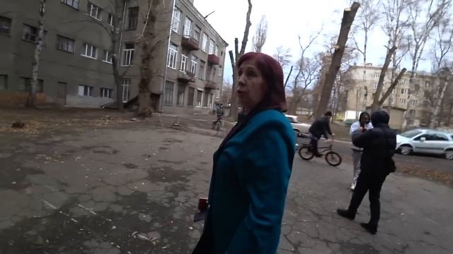 Разбили окно ЯЖЕБАБКА вызывает полицию, РАЗБОРКА , катаемся по дворам на бмх смотреть онлайн