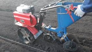 Сажаем лук севок сеялкой.