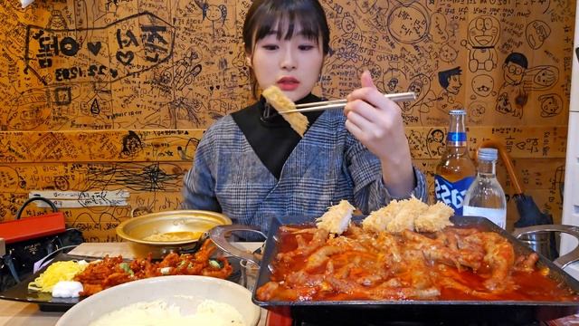 ?불맛 가득한 매콤 쫄깃 국물닭발 숯불무뼈닭발 먹방 주먹밥 라면 푸딩계란찜 까지? Spicy chicken feet Dakbal ramen Steamed Eggs MUKBANG смотреть онлайн