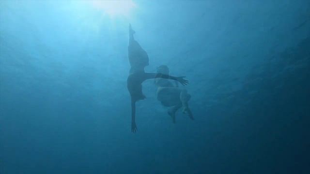 Самый красивый танец под водой Art Free Dance Thaís Picchi смотреть онлайн