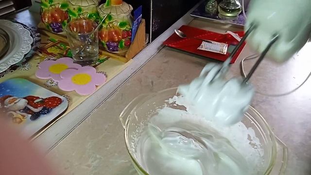 Белково заварной крем. Взбиваем легко-даже ручным миксером. смотреть онлайн