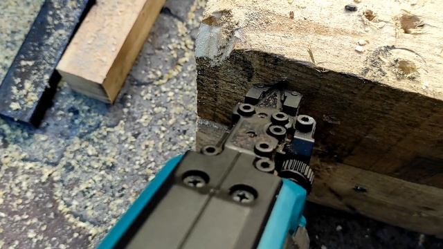Аккумуляторный гвоздезабиватель Makita DPT353Z (Макита шпилечник в работе) смотреть онлайн
