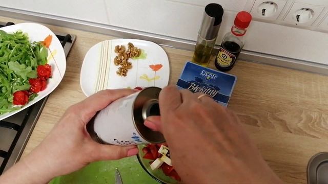 Когда мне приготовили этот салат, я, как диабетик, был в восторге! Теперь рекомендую его вам! смотреть онлайн