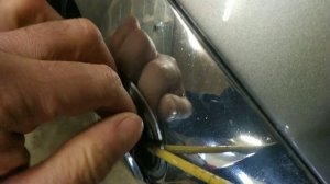 Замена эмблемы на автомобиле Шкода .