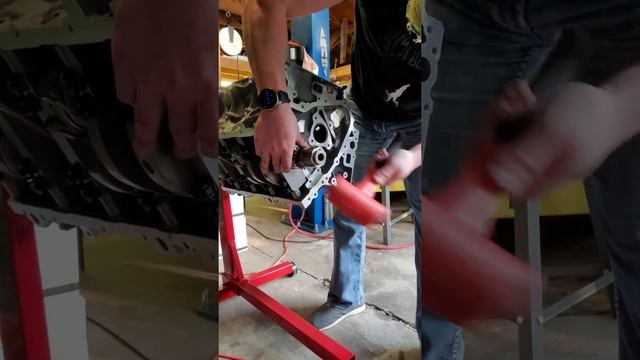 Installing and explaining the LS3 crankshaft timing sprocket for use with an LME billet VVT delete. смотреть онлайн