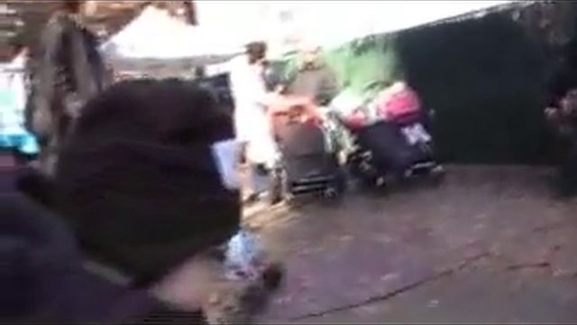 Лёвка слушает уличных певцов