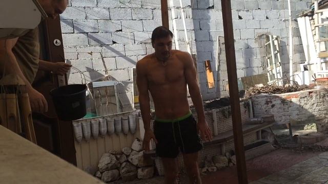 Заболел? Облей себя ледяной водой! смотреть онлайн