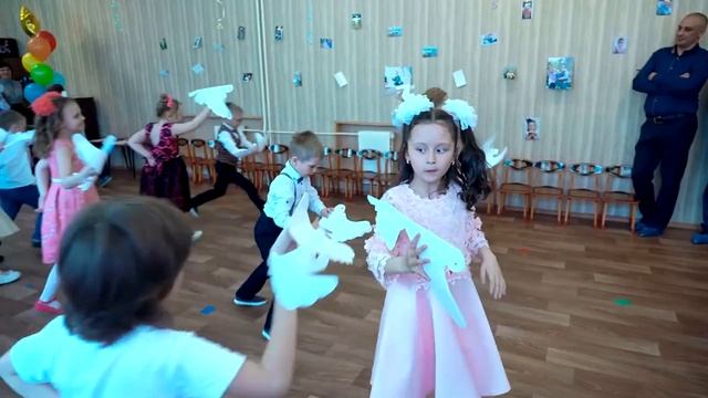 СТИХИ +ПЕСНЯ ПТИЦЫ МОИ ПТИЦЫ.ТАНЕЦ С ГОЛУБЯМИ. смотреть онлайн