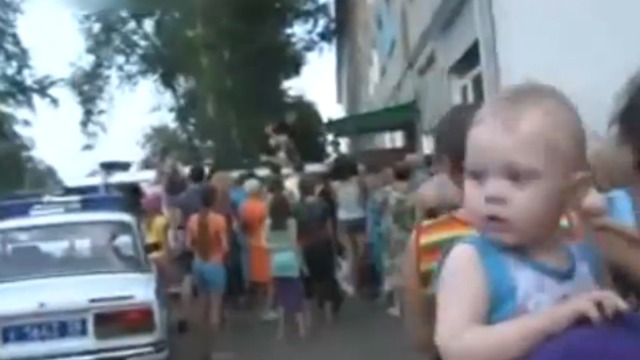 Полиция защищает педофила. Бунт в Благовещенске смотреть онлайн