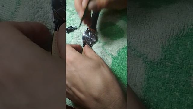 Как поменять ремешок на наручных часах самостоятельно.Замена ремешка на часах в домашних условиях смотреть онлайн