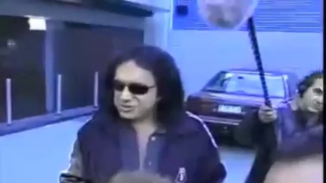 Gene Simmons gets called out by a fan (in sync) смотреть онлайн