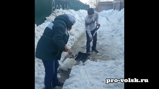 В Вольске "Скорая" боится ехать к больному из-за нечищенных дорог смотреть онлайн