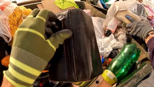 Как я зарабатываю лазая по мусоркам ? Dumpster Diving RUSSIA #66 смотреть онлайн