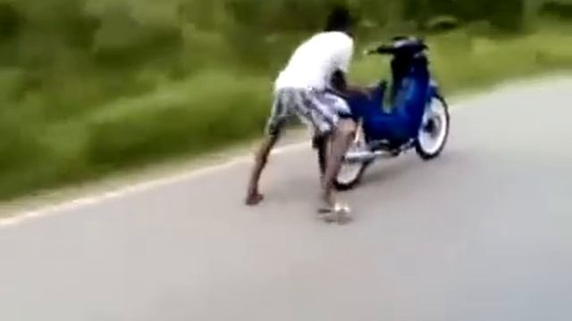 Carries out tricks on the scooter / Выполняет трюки на скутере смотреть онлайн