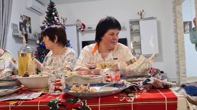 Мама ищет домового под ёлкой смотреть онлайн