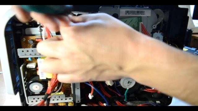 Часть 2 Разборка принтера SAMSUNG CLP-300 Замена тормозной площадки и ролика захвата смотреть онлайн