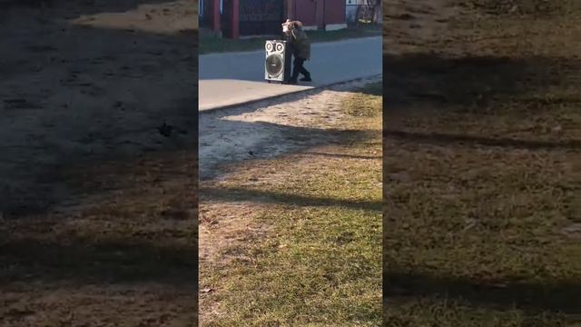 Школьник с колонкой смотреть онлайн