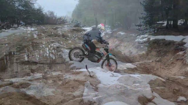 НОВОГОДНЕЕ ПОЗДРАВЛЕНИЕ 2024! ДЕД МОРОЗ ВАЛИТ В ЛЕСУ НА ЭНДУРО/kayo k1 mx 250 172fmm смотреть онлайн