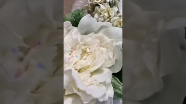 Пионовидная белая роза из шелка #silkflowers #shorts смотреть онлайн
