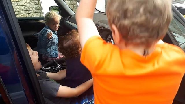 Ford Galaxy stolen by ravers смотреть онлайн