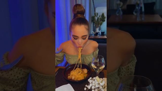 Вкуснейшая паста с гребешкаии и трюфелем и шампусик? смотреть онлайн