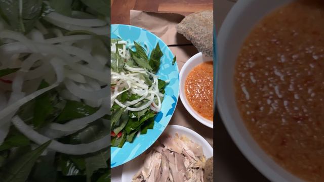 Chicken salad with ginger fish sauce and bánh da смотреть онлайн