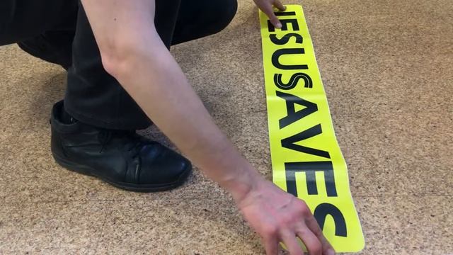 Приклеивание длинной наклейки на пол смотреть онлайн