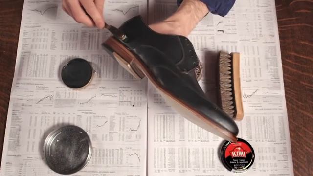 Как отполировать кожаную обувь | Уход за обувью KIWI® смотреть онлайн