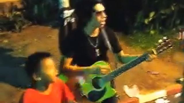 Маленький тайчик поет Цоя смотреть онлайн