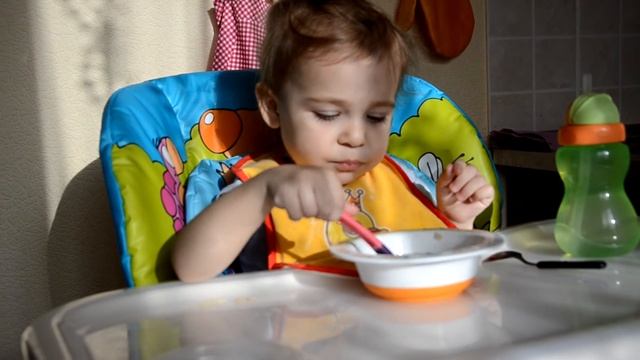 Лера ест суп )