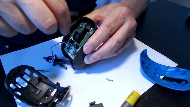 How to take apart Microsoft Bluetooth 3600 mouse (also useful for 6000 and Sculpt) смотреть онлайн