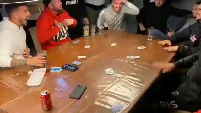 Leandro Paredes y Rodrigo de paul jugando al Truco. смотреть онлайн